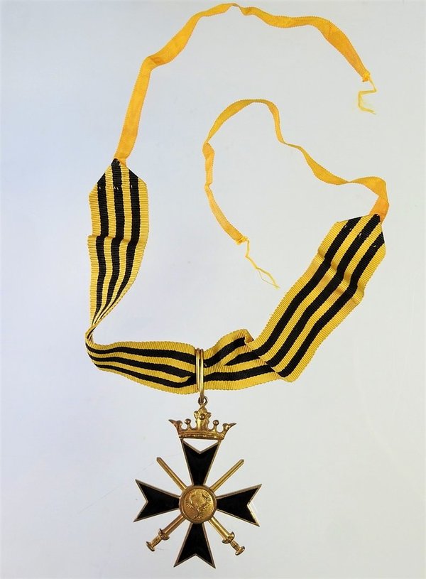 Diebitsch-Kreuz 1. Klasse, vergoldet, emailliert am am langen gelb-schwarzen original Halsband