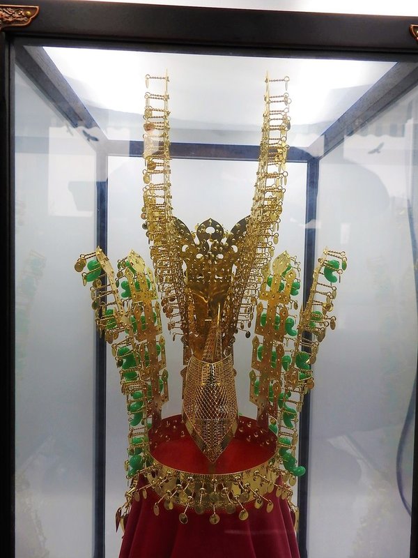 Chunma Chong Gold Krone, 24kt vergoldet im Glaskasten, 1/2 Größe, Silla-Dynastie, Korea